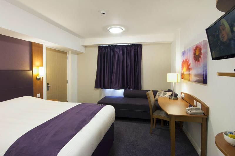 Premier Inn Premier Inn Southend Airport エクステリア 写真